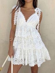 Robe courte Amaya en dentelle à volants, col en V