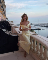 Robe longue en satin Aneta à épaules dénudées