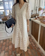 Robe longue Aurore à broderies, col en V