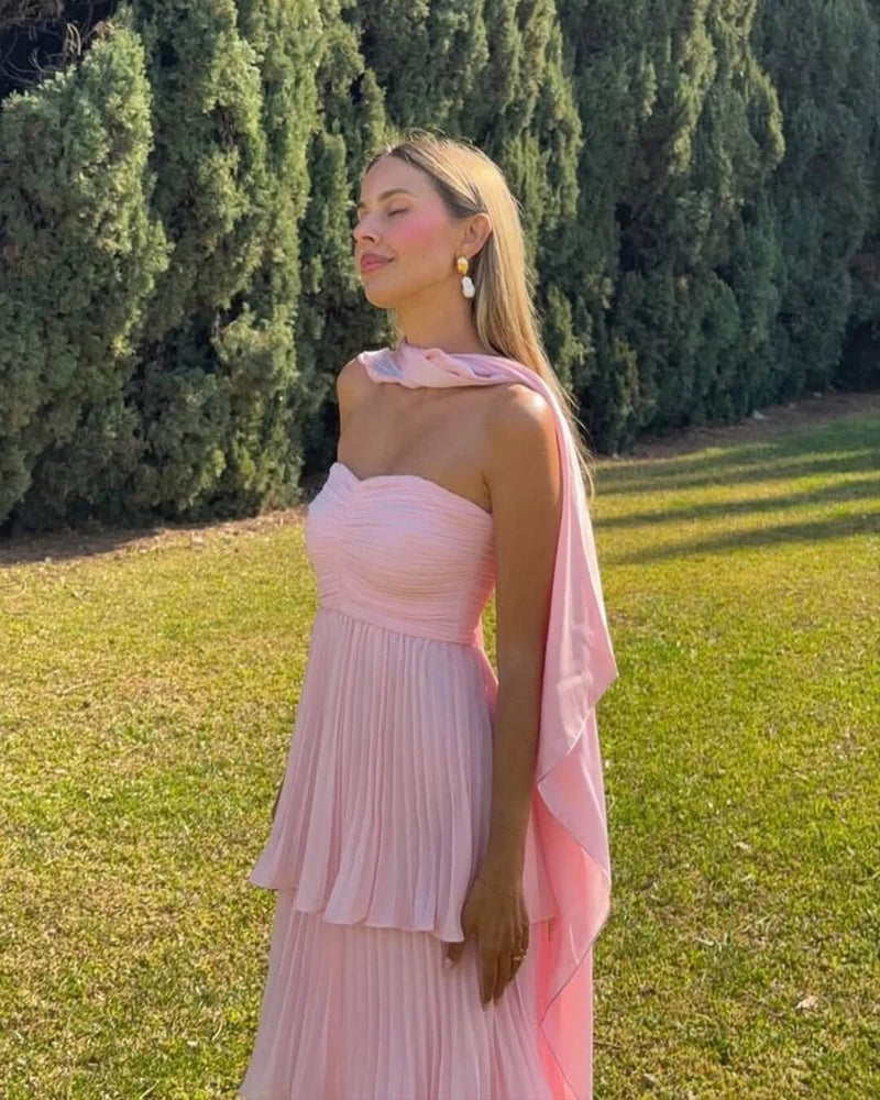 Robe longue plissée bustier rose SOKYND portée en extérieur