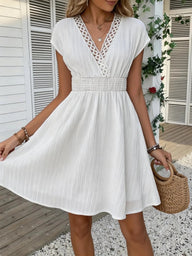Robe cintrée Daniela en dentelle française à col en V