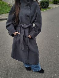 Manteau Dolly à col montant et ceinture