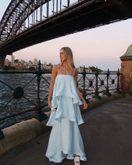 Erica Robe longue satin à volants superposés