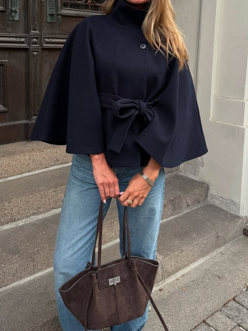 Veste cape bleu marine ceinturée SOKYND portée en extérieur