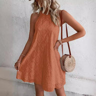 <h2>Lena Robe Mini Brodée à Œillets pour Femme</h2>

<p>La broderie œillet fait beaucoup ici — le motif délicat ajouré ajoute texture et intérêt visuel sans qu'un seul accessoire soit nécessaire. Associée à une longueur mini, tu as une pièce qui passe ais