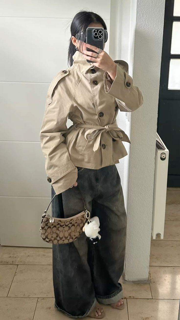 Mara cropped trench coat in beige | SOKYND